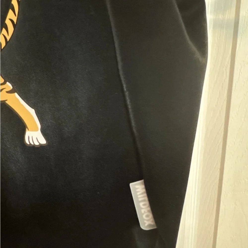 WILDFOX Rebels Black Tote with Tiger Graphic - Picture 5 of 9